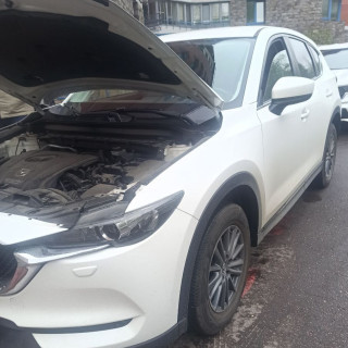 Замена аккумулятора на Mazda CX-5 II 2017 - 2021 2.0 150 л.c.  Замена аккумулятора на Mazda CX-5 II 2017 - 2021 2.0 150 л.c.